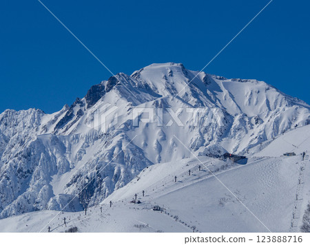 長野縣白馬村冬季的五龍山和八方尾根滑雪場 長野縣白馬村冬季的五龍山和八方尾根滑雪場 123888716