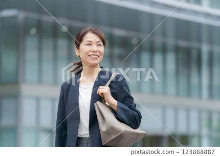 穿著西裝的中年婦女 穿著西裝的中年婦女 123888887