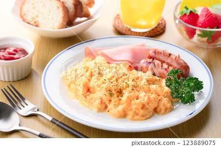 蓬鬆炒蛋 123889075