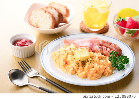 Fluffy scrambled eggs 123889076
