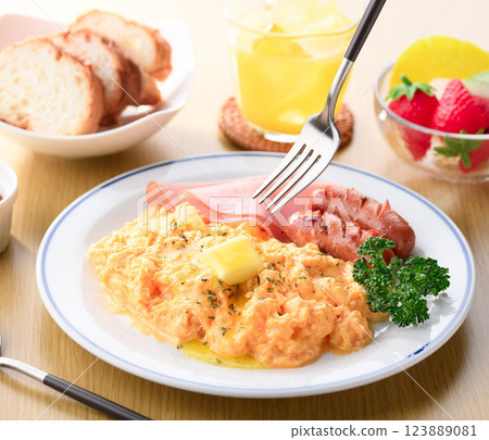 Fluffy scrambled eggs Fluffy scrambled eggs 123889081
