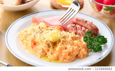 Fluffy scrambled eggs Fluffy scrambled eggs 123889082