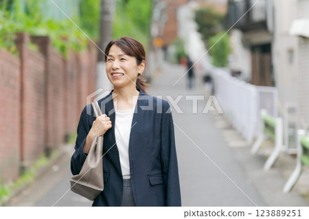 Middle-aged woman walking in a suit 123889251