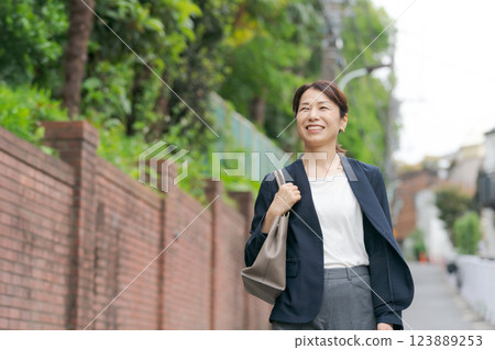 Middle-aged woman walking in a suit 123889253