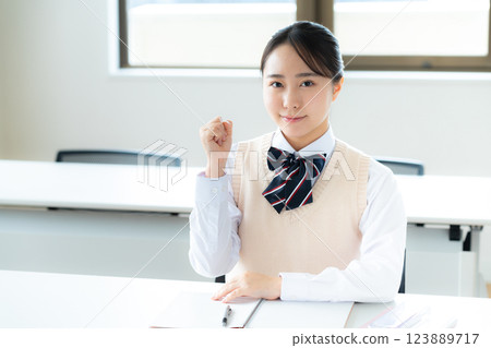 高中女生在教室裡擺姿勢 高中女生在教室裡擺姿勢 123889717