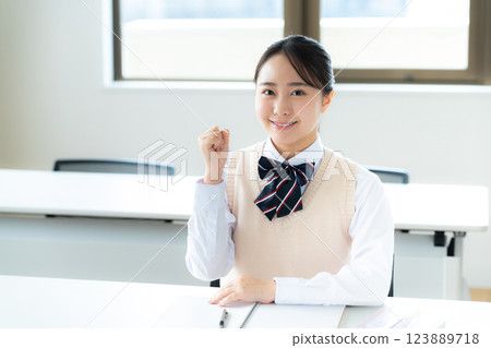 高中女生在教室裡擺姿勢 高中女生在教室裡擺姿勢 123889718