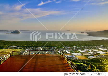從唐津灣虹之松原鏡山展望台眺望的景色（佐賀縣唐津市） 123890433