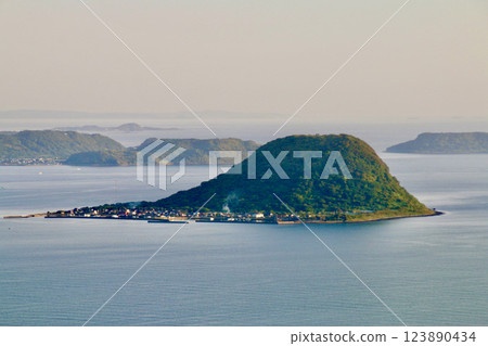 從唐津灣虹之松原鏡山展望台眺望的景色（佐賀縣唐津市） 123890434