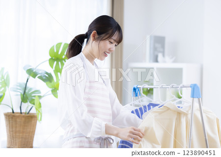 女人在室內晾曬衣物 女人在室內晾曬衣物 123890451