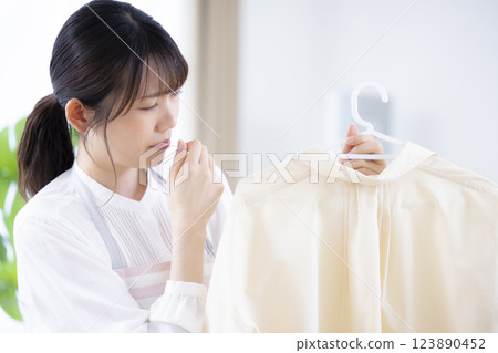 女人在室內晾曬衣物 123890452