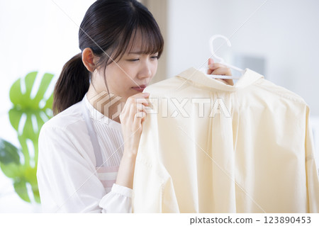 女人在室內晾曬衣物 女人在室內晾曬衣物 123890453