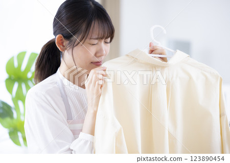 女人在室內晾曬衣物 123890454