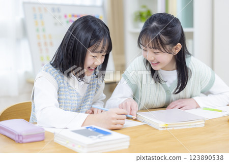 姊妹們在客廳做作業 123890538