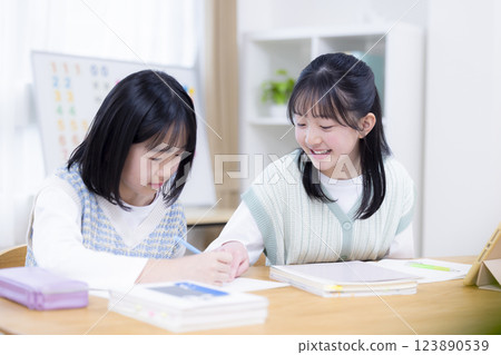 姊妹們在客廳做作業 姊妹們在客廳做作業 123890539