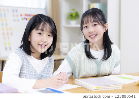 姊妹們在客廳做作業 123890541