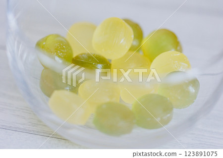 玻璃碗裡的糖果 玻璃碗裡的糖果 123891075