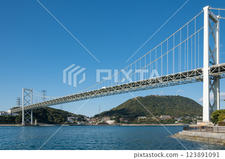 [從諾福克廣場看北九州門司港關門海峽與關門大橋] 123891091