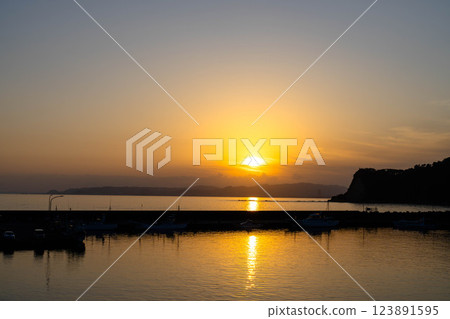 A beautiful sunset over the Boso Sea 123891595