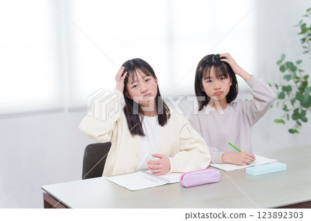 孩子在家裡學習 123892303