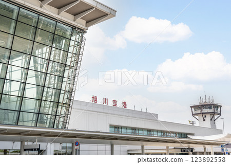 晴朗的日子,北海道旭川的旭川機場 晴朗的日子,北海道旭川的旭川機場 123892558