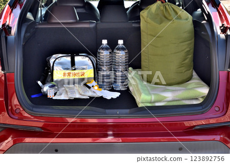 Image of evacuation by car Image of evacuation by car 123892756