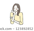 一位女士用手托著下巴，開心地閉上眼睛 123892852