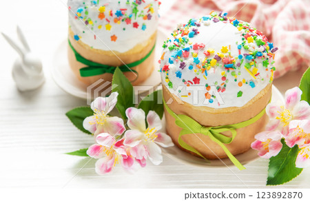 Traditional easter cakes decorated with colorful sprinkles and spring flowers Traditional easter cakes decorated with colorful sprinkles and spring flowers 123892870