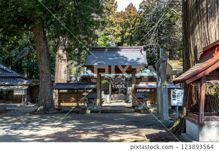 The main gate of the Kabuto Shrine, where Masayoshi Satake donated his helmet [Hitachi-Omiya City, Ibaraki Prefecture] 123893564