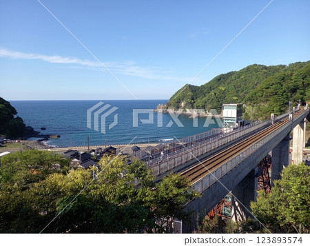 從小山上眺望向別鐵橋和日本海 從小山上眺望向別鐵橋和日本海 123893574