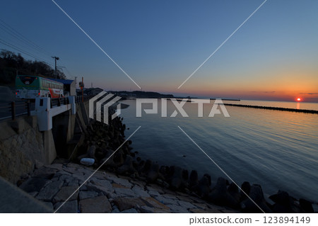 Sunset on the Awaji Sunset Line on the west coast of Awaji Island 123894149