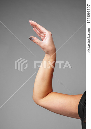 signaling a small size against a gray background signaling a small size against a gray background 123894307