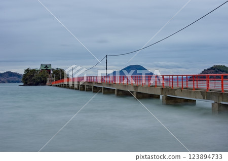 漂浮在瀨戶內海上的對馬神社本殿 漂浮在瀨戶內海上的對馬神社本殿 123894733
