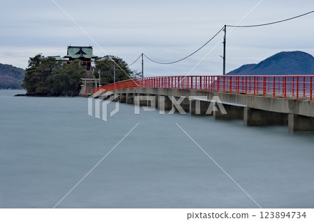 The main hall of Tsushima Shrine floating in the Seto Inland Sea 123894734