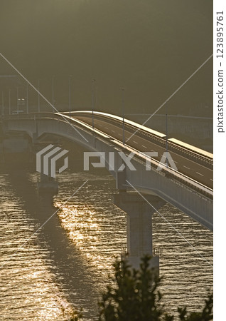 朝陽照耀下的串島大橋 123895761