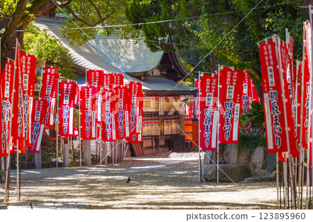 住吉大社境內楠木社的初津先生的旗幟 123895960