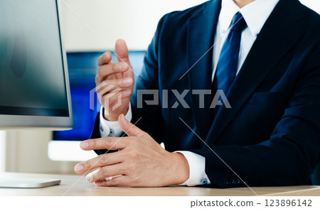辦公室裡一名男子正在做解釋的手 123896142