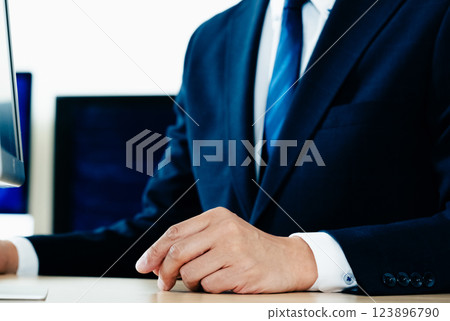 在個人電腦前思考的商人 在個人電腦前思考的商人 123896790