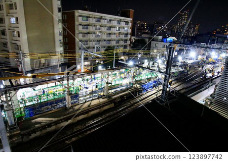 深夜激戰!!消除“未開放的鐵路道口”...伴隨高架施工的軌道轉換的夜間工作 深夜激戰!!消除“未開放的鐵路道口”...伴隨高架施工的軌道轉換的夜間工作 123897742