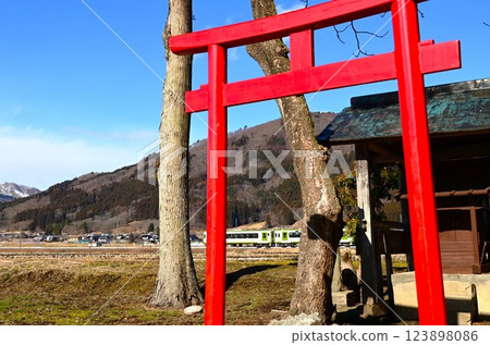 遠野市的原始日本風景，可欣賞綾織附近的神社和鐵路 123898086