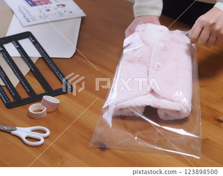 Packing work for flea market sites 123898500