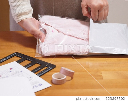 Packing work for flea market sites 123898502