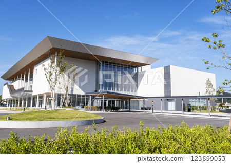Image of enjoying the Tottori Prefectural Museum of Art by cycling 123899053