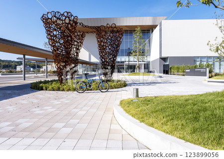 Image of enjoying the Tottori Prefectural Museum of Art by cycling Image of enjoying the Tottori Prefectural Museum of Art by cycling 123899056
