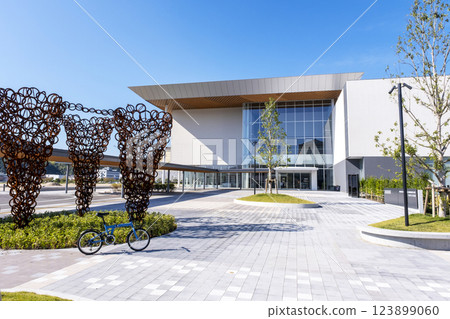 Image of enjoying the Tottori Prefectural Museum of Art by cycling 123899060