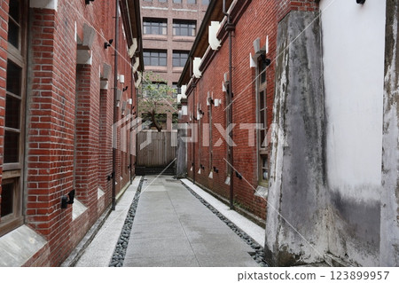 台北城市景觀，老磚建築之間的死胡同 123899957