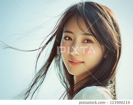 美麗女人微笑和長髮在風中飄揚的肖像照片 123900219