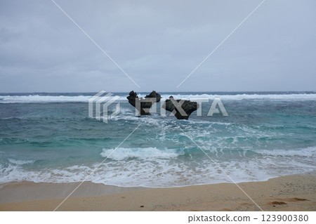 Heart rock of Okinawa Prefecture Kurisui Island Teneu beach 123900380