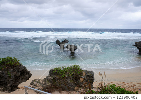 沖繩縣Kurisui海島Teneu海灘心臟岩石 123900402