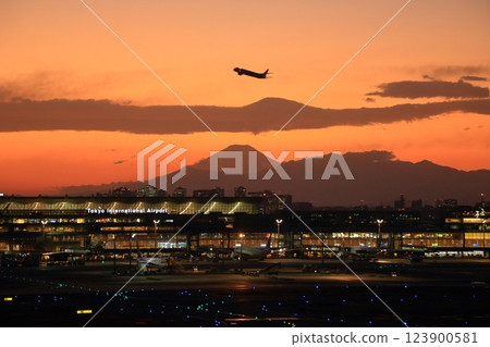 羽田機場夜景 夕陽下的羽田機場 123900581