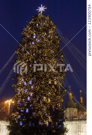 Street city Christmas tree at night. The garlands are burning. Holiday decorations and toys. Garland of lights. 123900784